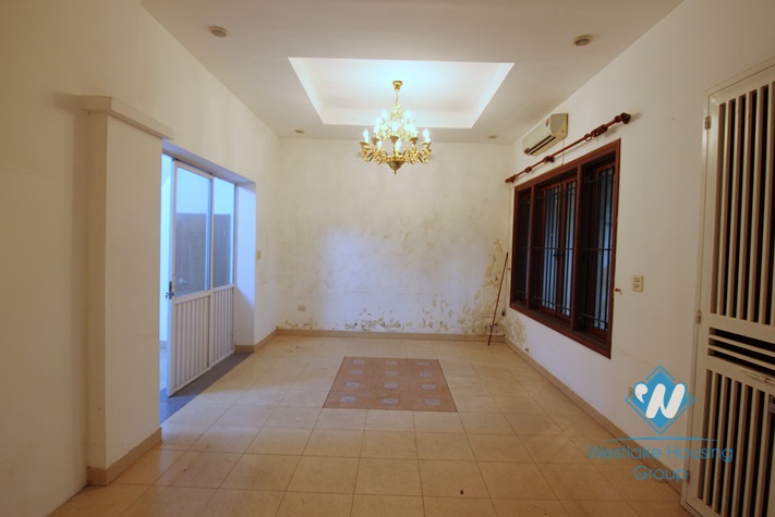 Unfurnished 4 bedrooms house with garage for rent in Xuan Dieu st, Tay Ho area.